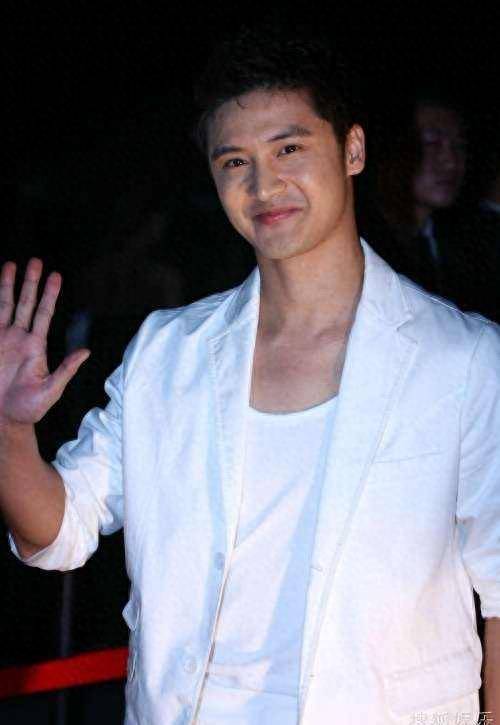 ▼田亮曾经有记者拍到他的手机已经摔得粉碎,但他还在继续使用.