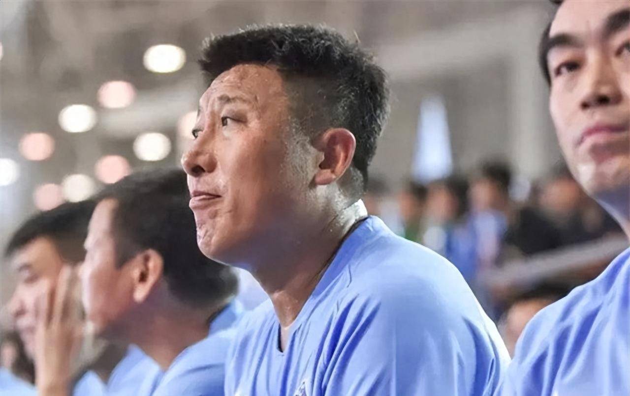 5月10日,张恩华的遗体告别仪式在老家大连举办,大连本地球迷纷纷前来