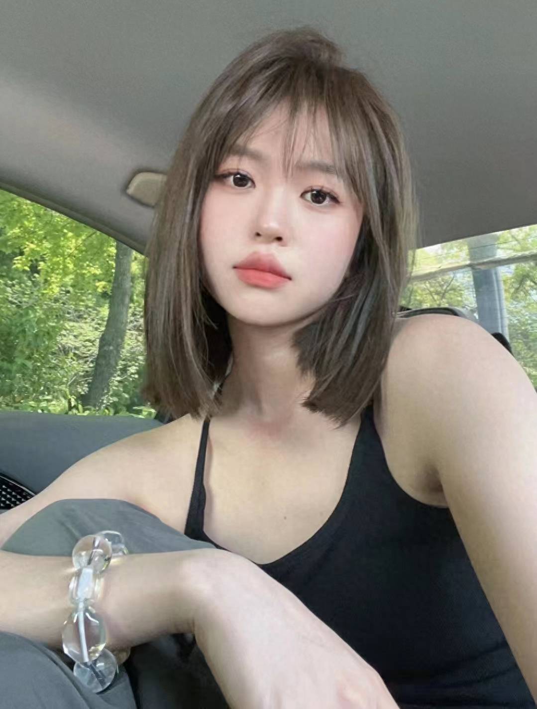 洋气减龄!2023秋流行的6款中短发,超显脸小提气质_头发_发型_刘海