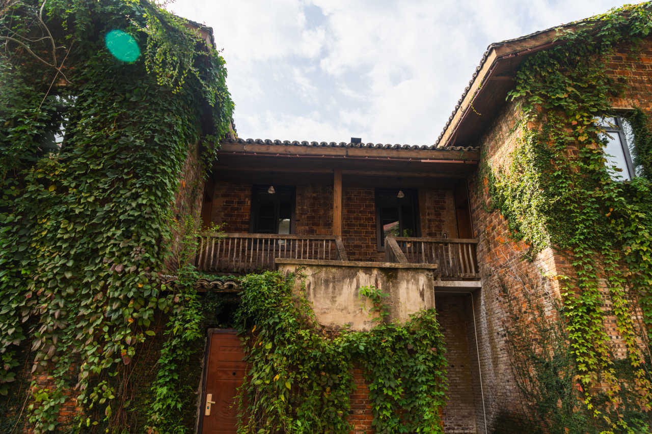 3, 江口 电厂艺术区:特色民宿"拾年山房",即有居家之温馨,又有隐 于都