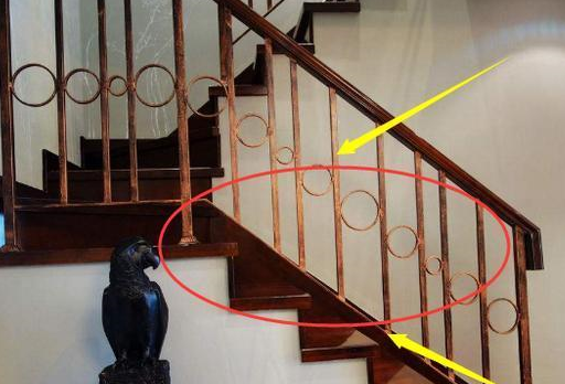 因为如果家里的中宫是有楼梯的话,这样会对整个家里的风水产生非常不