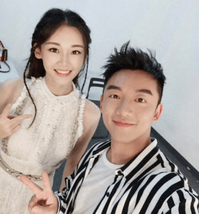 名字也曝光,郑恺满脸笑容,眼神却已无光_生活_婚姻_爱情