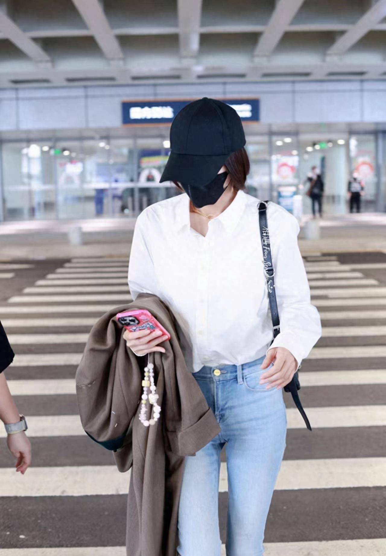 秦岚现身机场,白衬衫搭配牛仔裤,造型简约气质却很出众!