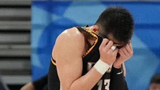 cba冠军教练杨鸣:曾在赛前一小时被爆不忠,断腕参赛依然夺冠_辽宁男篮