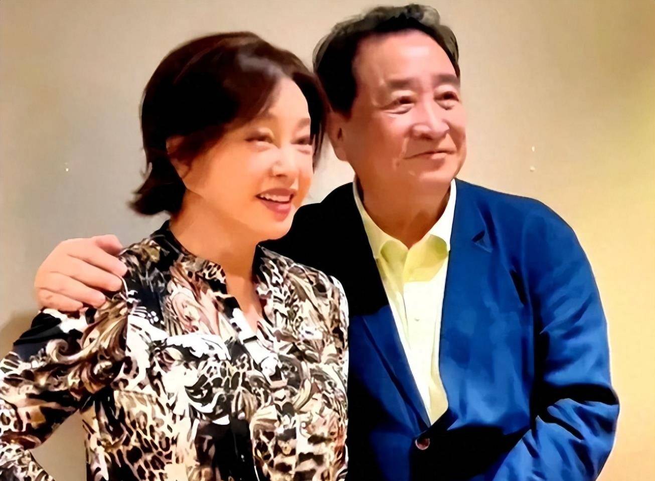 70岁刘晓庆生图流出,双眼肿胀面带皱纹似大妈,与姜昆合影显亲密_因为