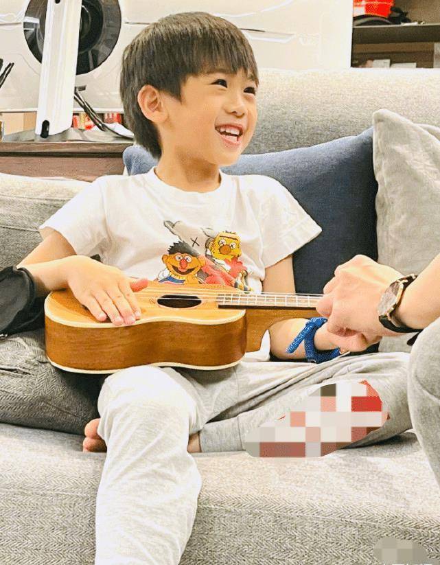 林志颖晒双胞胎学乐器,哥哥开心练习,弟弟躺沙发注视哥哥无心思_kyson