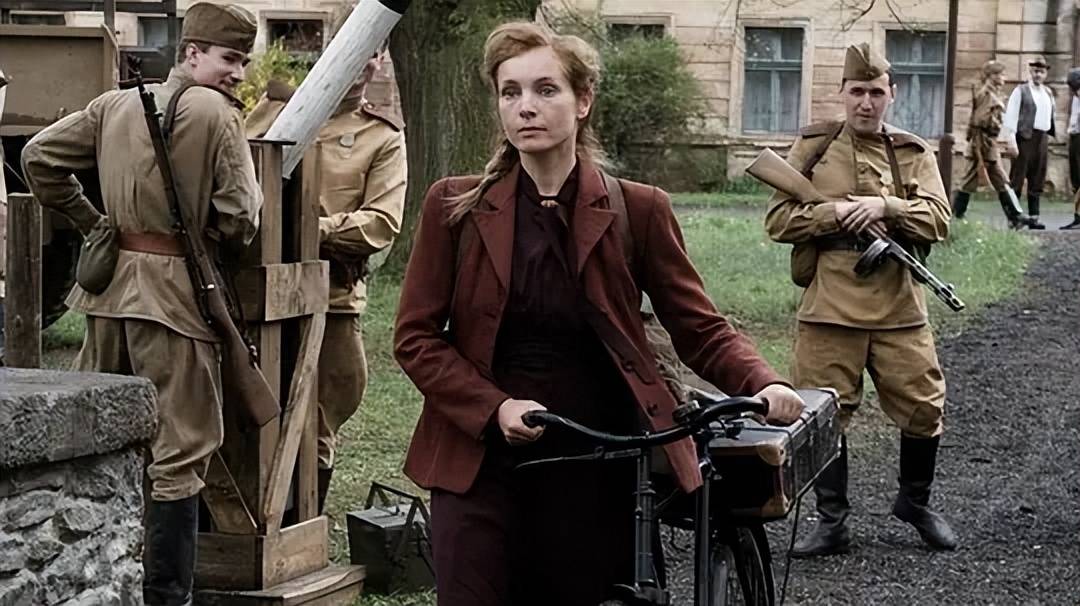 《冷杉溪》(原名:tannbach)是一部由德国制作的电视剧,于2015年1月7日