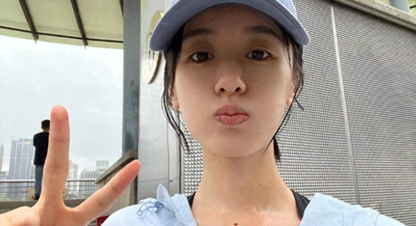 而袁冰妍是上戏表演系的科班演员,参演《爱情公寓》时她还在上大学,但