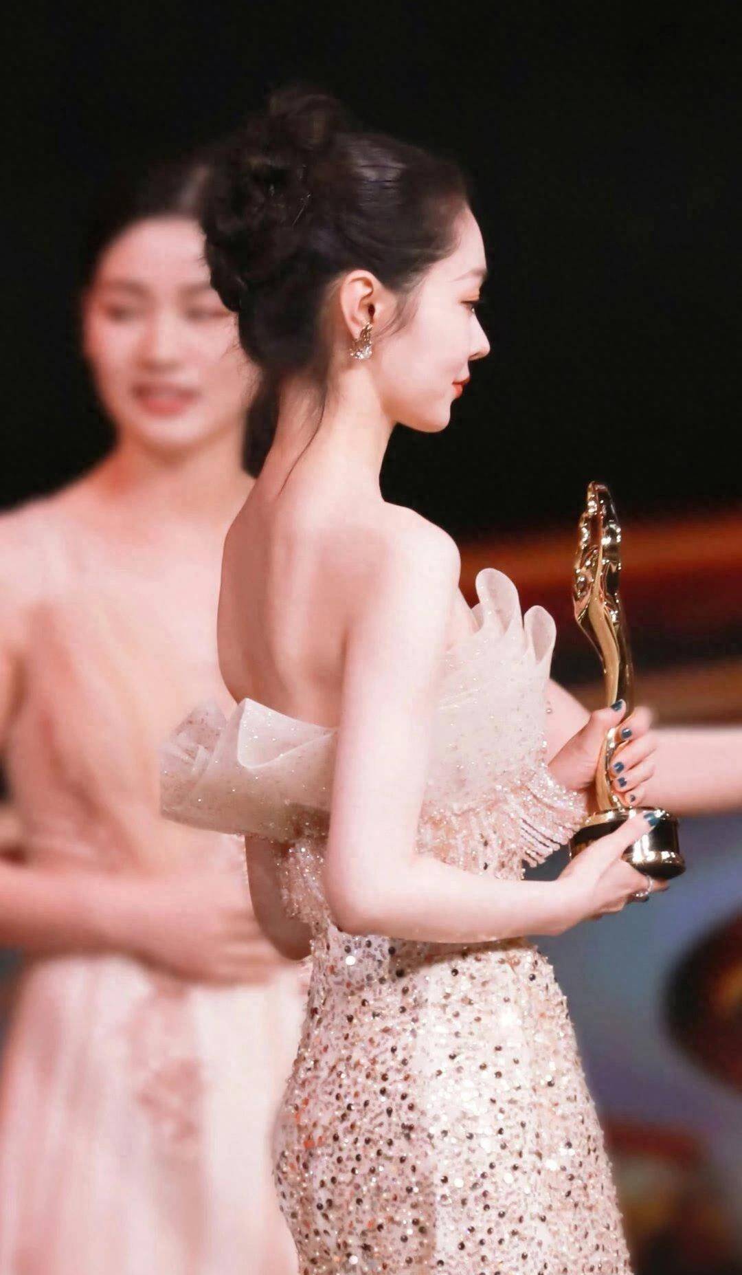 宋轶:优雅大方 - 大山娱乐八卦