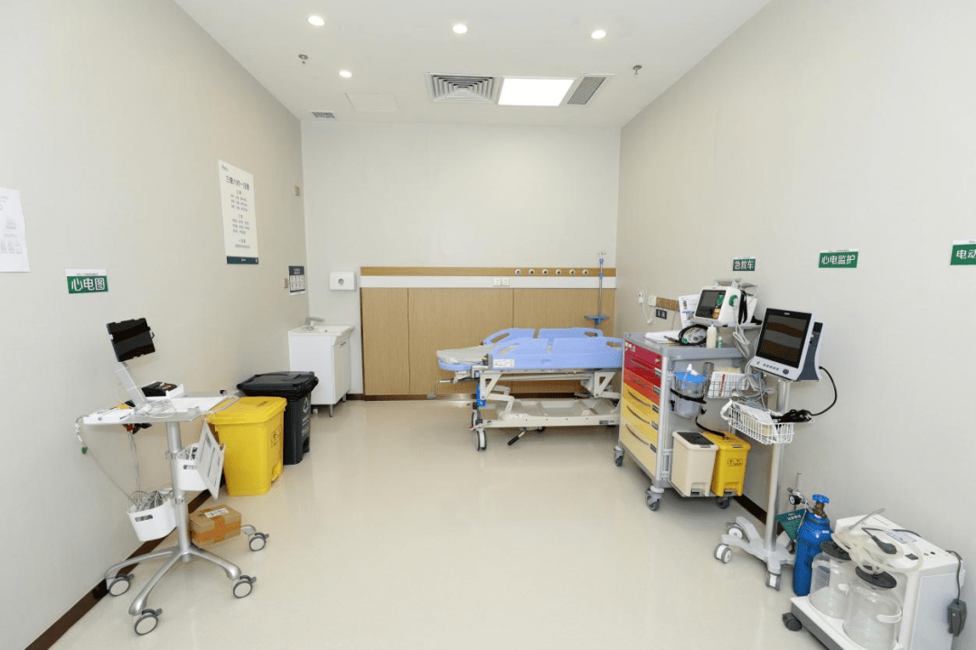 配备齐全的抢救室除了拥有舒适的环境,专业安全的防护设施,"核素病房"