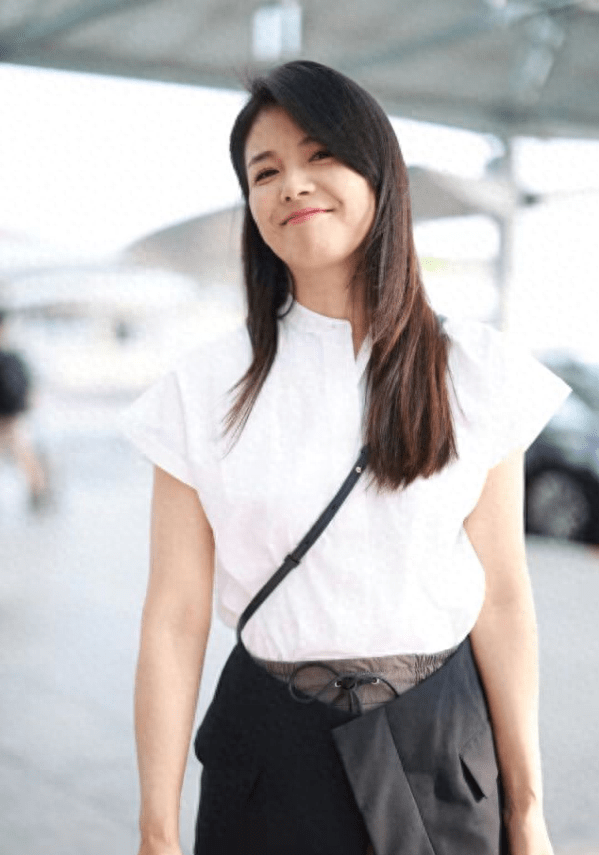 刘涛这审美真一言难尽,穿两条裙子赶时髦,暴露大象腿又显大肚腩_时尚