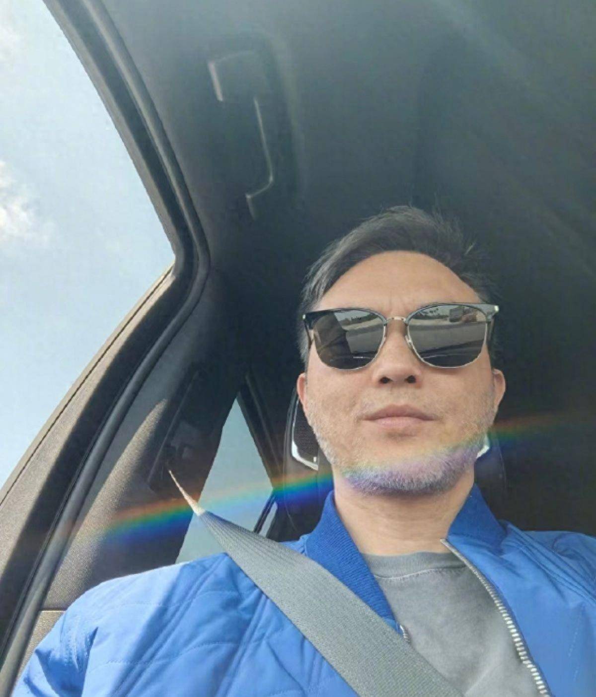 张智霖一家三口乘飞机外出!