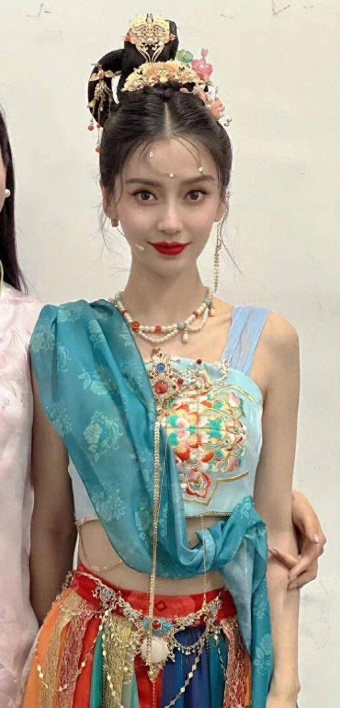 angelababy敦煌飞天造型美翻天,综艺和私服穿搭,你更爱哪个?