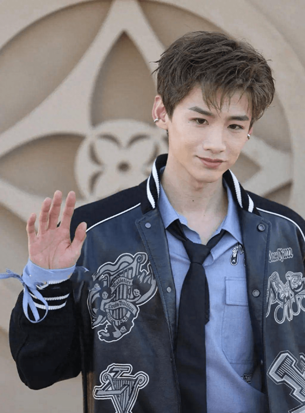 近期关于白敬亭一笑便皱纹丛生的争议并不少,某大牌活动上,造型时髦的