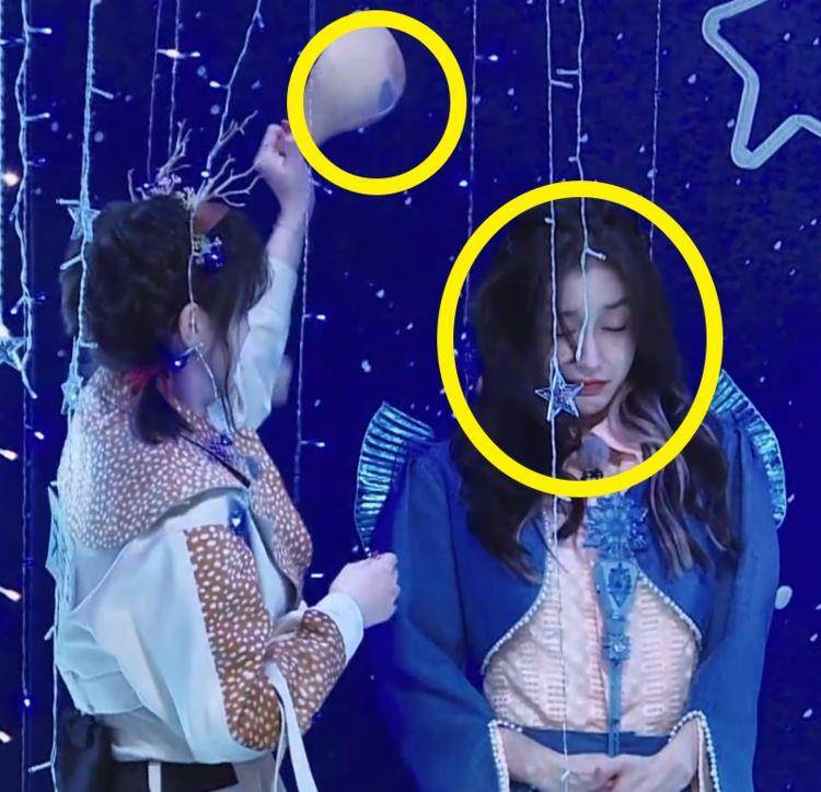 宋雨琦用瓢敲baby的头,随后又打得她满脸泥巴_幅度_蔡徐坤_表情