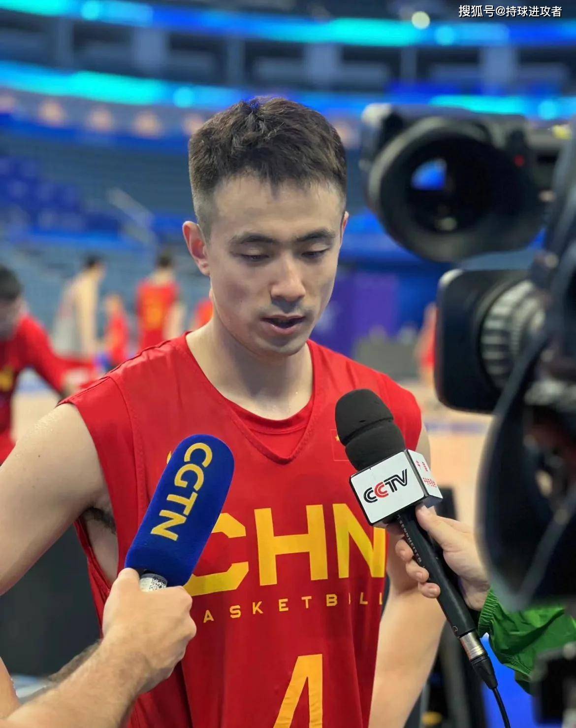 在谈到国家队的训练以及年轻球员的时候,赵继伟说道:"首先在训练比赛