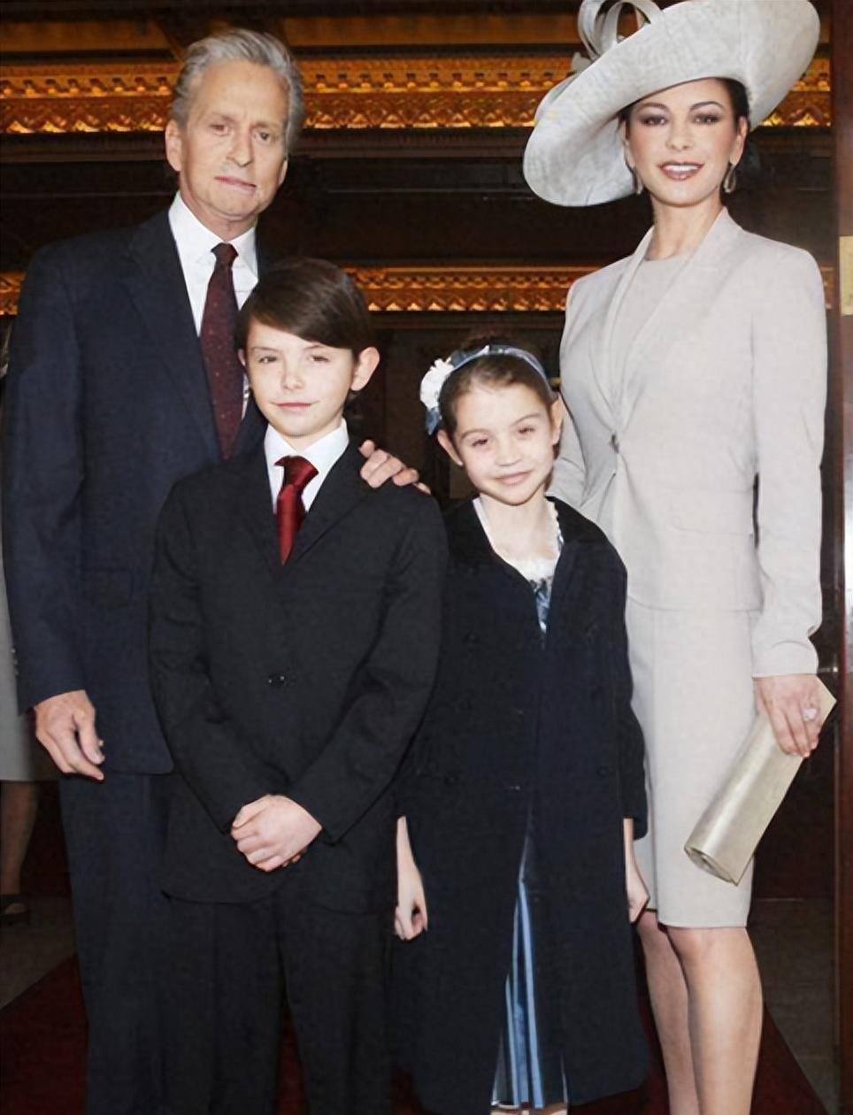 儿子的五官很像她,女儿没她年轻时漂亮_道格拉斯_卡梅伦_丈夫