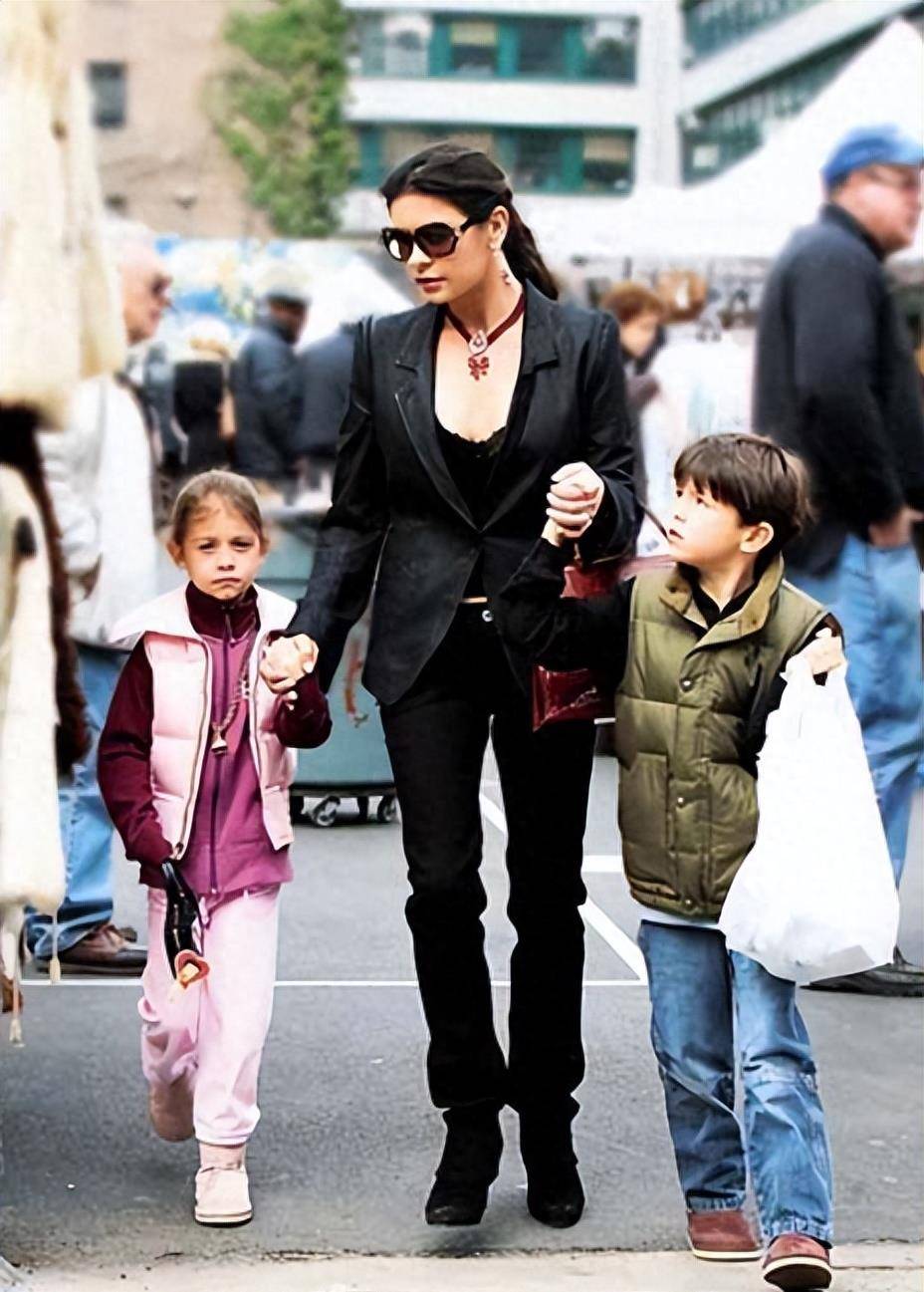 儿子的五官很像她,女儿没她年轻时漂亮_道格拉斯_卡梅伦_丈夫