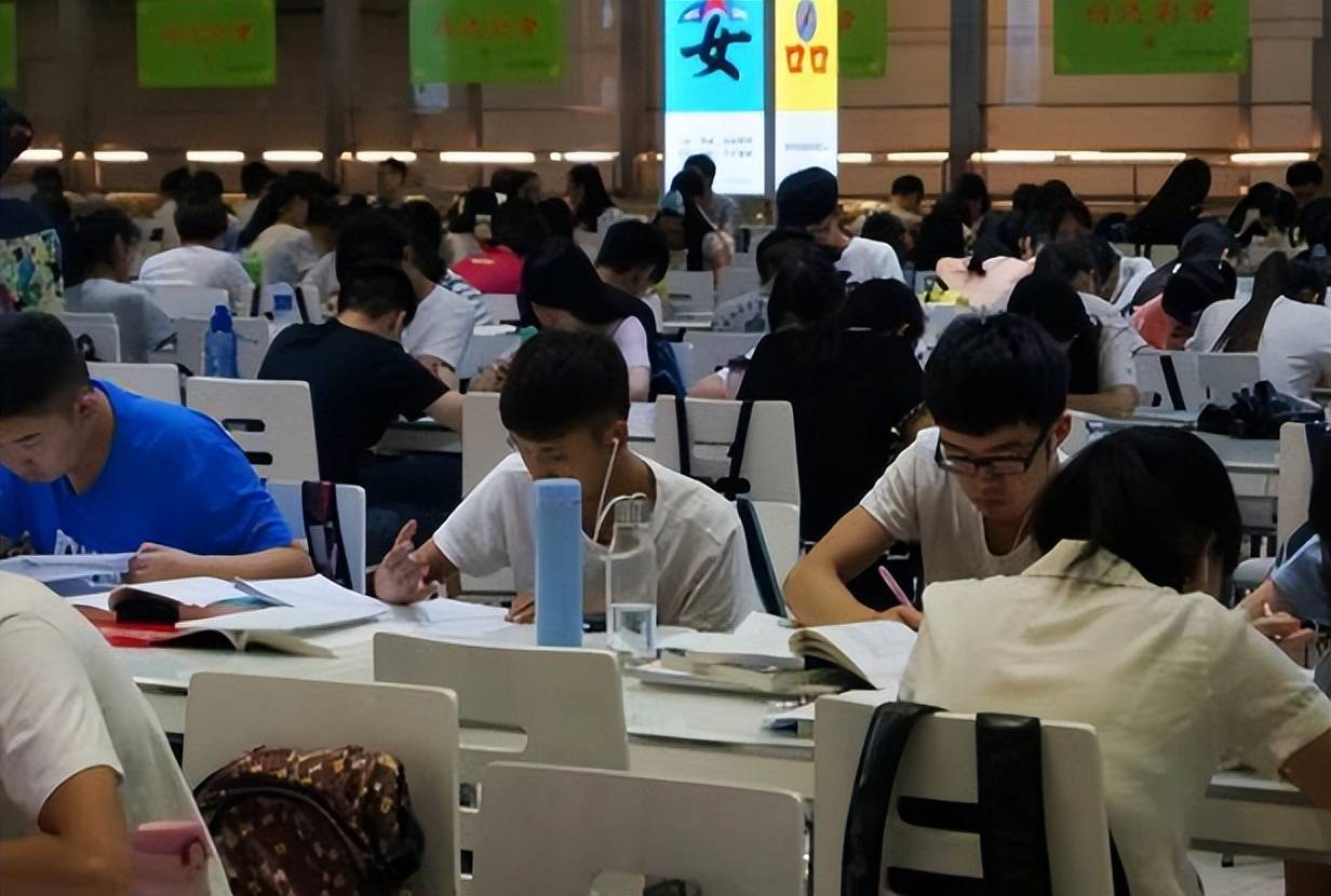 女大学生困在考研考编5年,大学生要警惕"学历诅咒"的陷阱_刘同_工作