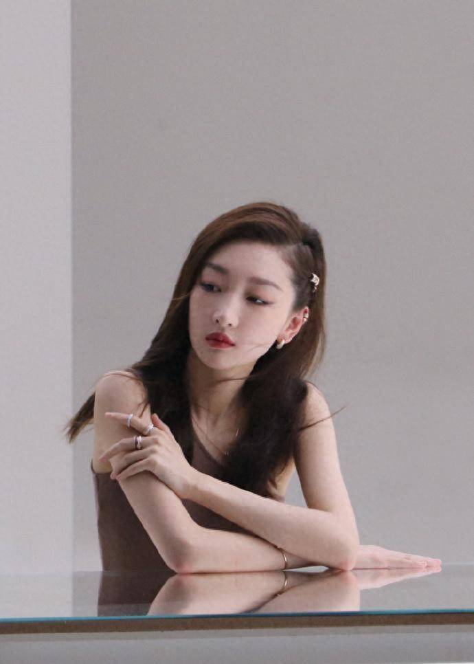 张艺谋新片《坚如磐石》周冬雨再次惊艳,剪短发戴眼镜穿搭很中性_电影