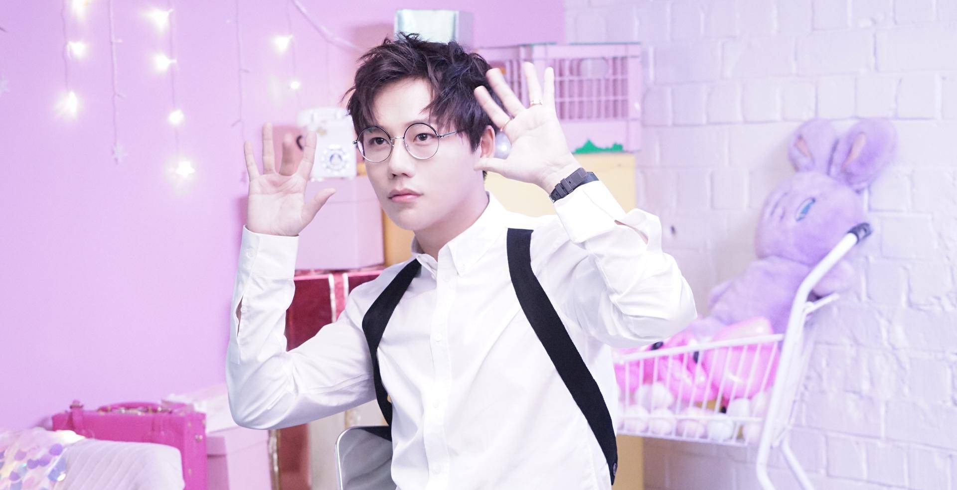 就连现如今最火的国外女明星泫雅都曾经做过他的伴舞,可是他却一直没