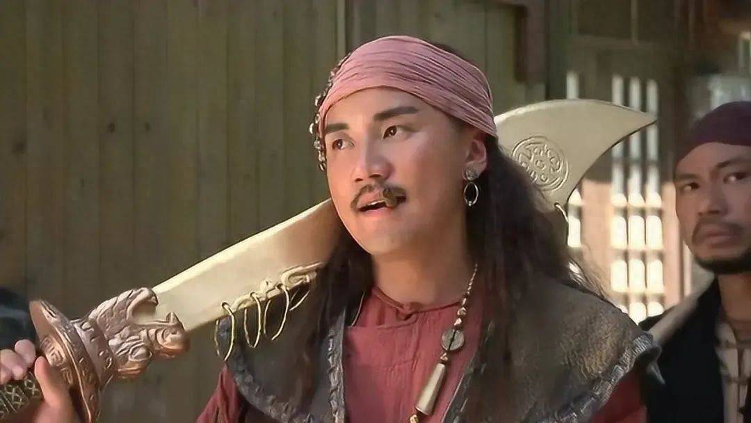 第二年他就火速登上男一号的位置,在剧集《张保仔》中顶替黄浩然首次