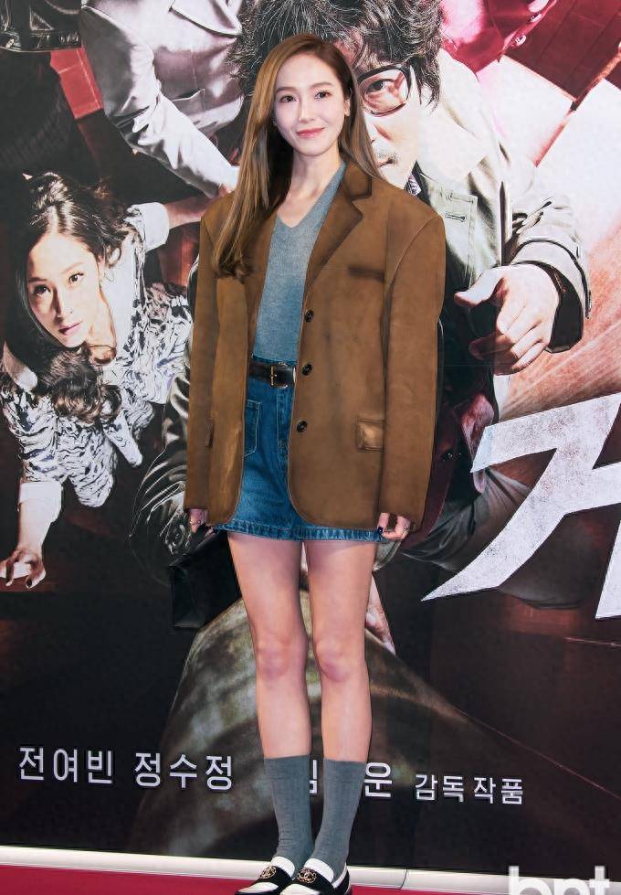 郑秀妍也爱美拉德,棕色外套内搭灰色针织短牛仔裤,爱马仕很标配_身高