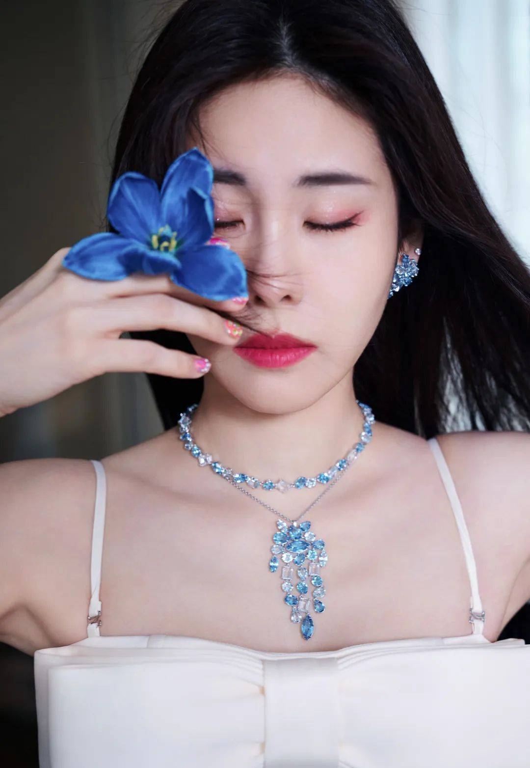 【张碧晨写真美图】一袭白色抹胸长裙,优雅柔美,闪耀施华洛世奇_活动