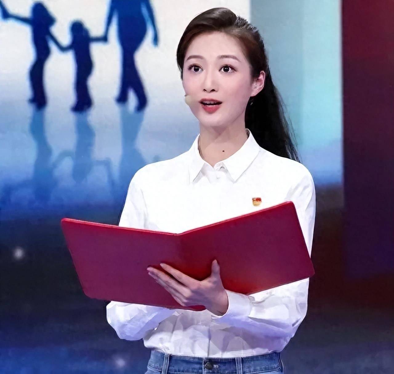 在平时,冯琳也是课外活动的发起者,尤其是诗朗诵这类的活动,她是佼佼