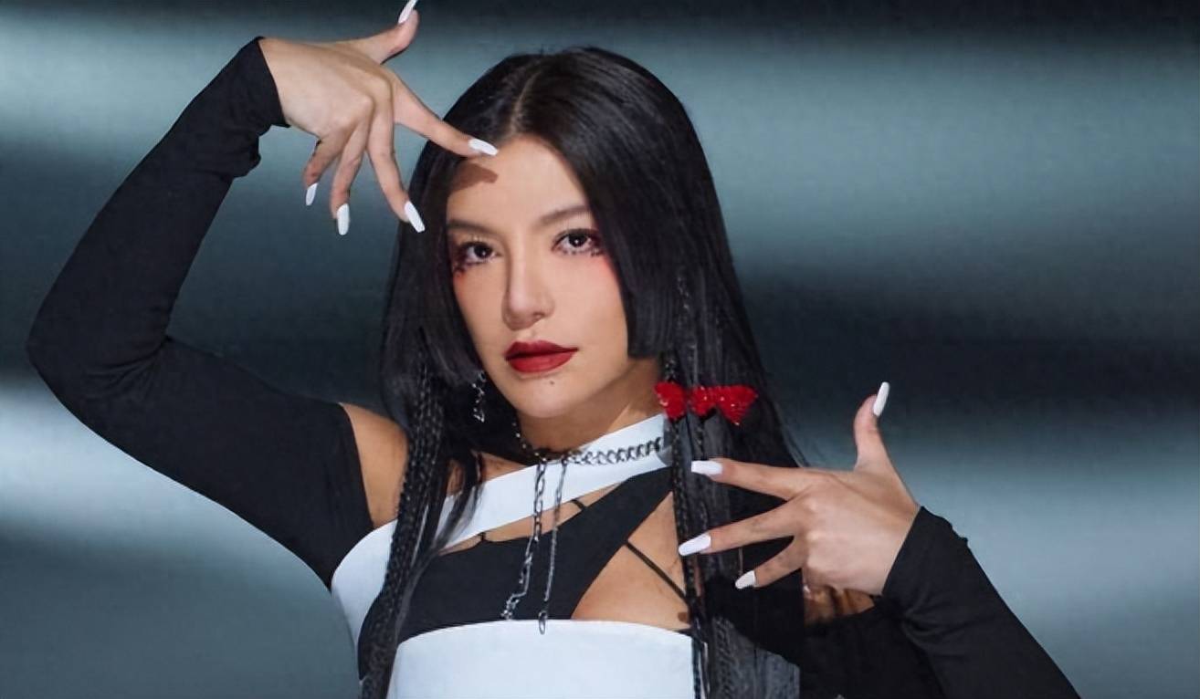 在《乘风破浪的姐姐2》中,她专业的唱功以及扎实的舞蹈功底吸引了无数