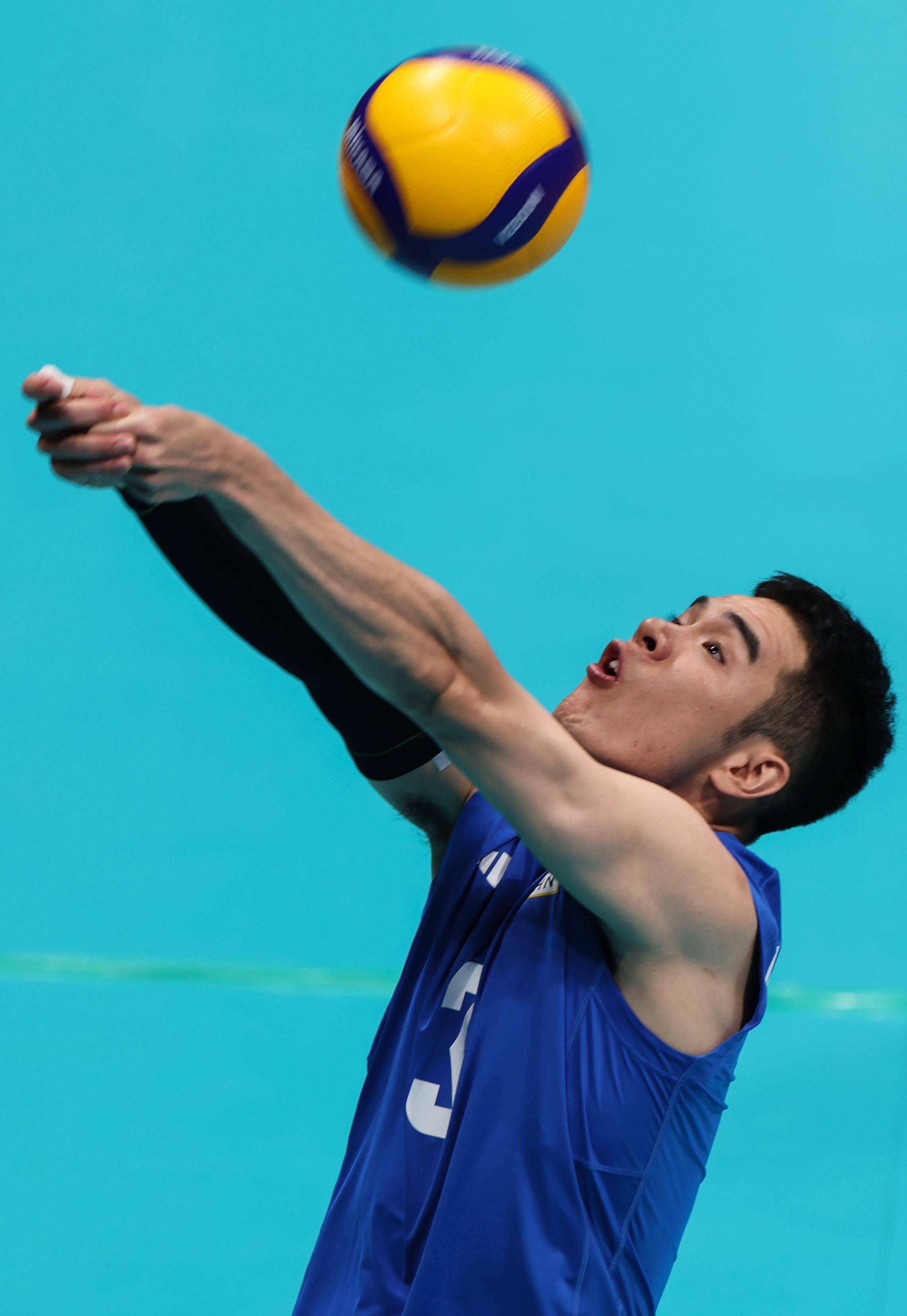 新华社照片,杭州,2023年9月26日9月26日,我们队选手王鹤斌在比赛中