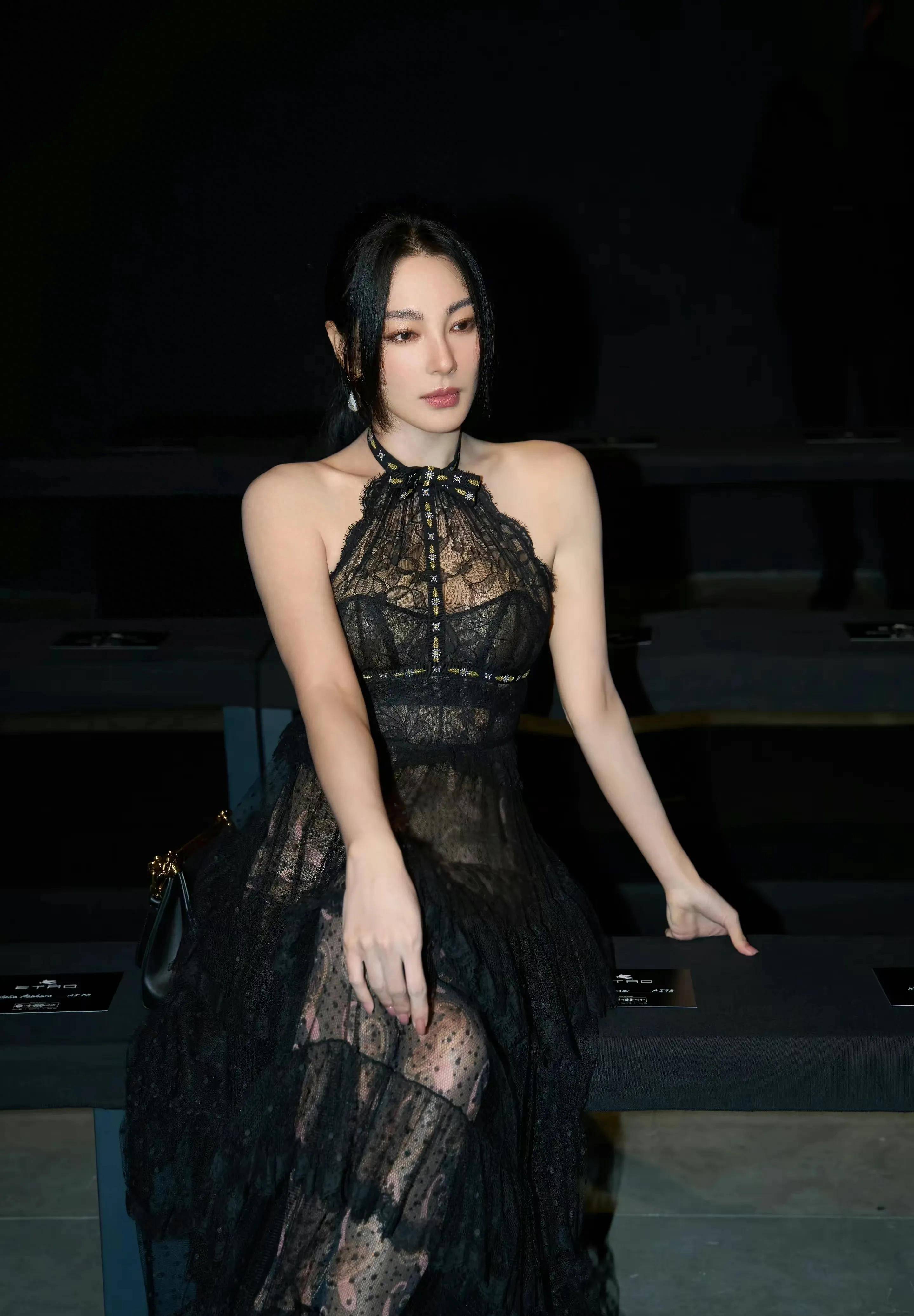 米兰时装周:张雨绮透明蕾丝长裙,性感与优雅的完美结合_时尚_裙子_的