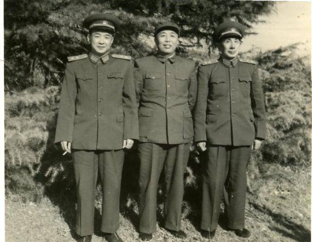 坚决到军区工作,干了15年副司令员_姚喆_部队_参谋长