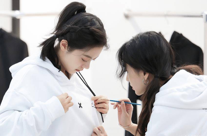 baby生日赵今麦没发博,谁注意她另外做了啥?