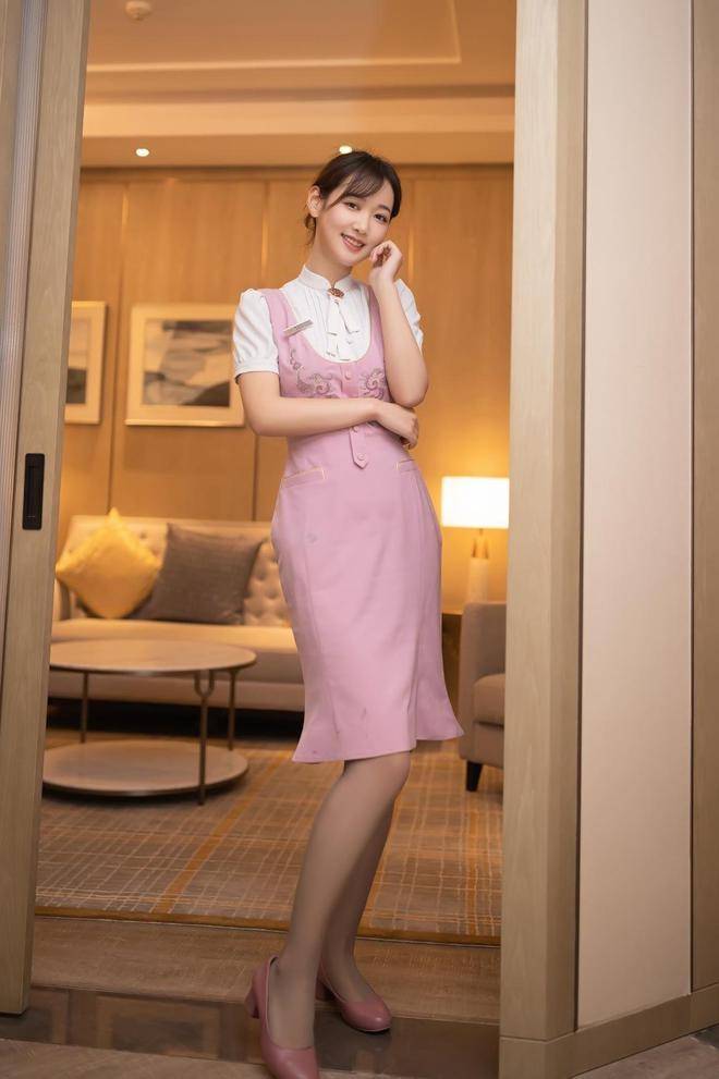 唐安琪空乘制服写真,展现魅力风华,肉丝与高跟鞋彰显空姐性感魅力