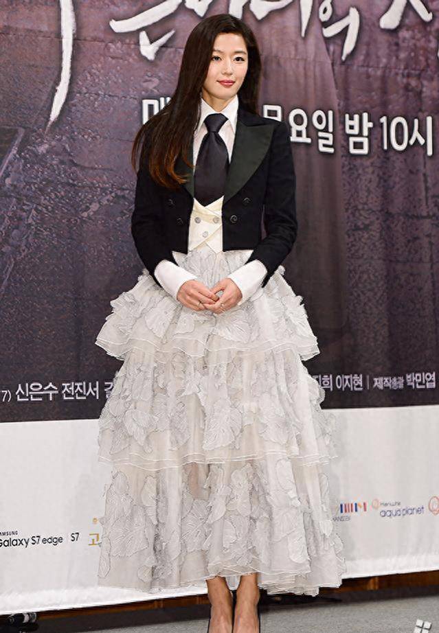 全智贤"伦敦时装周",长直发,静奢风梦回千颂伊,42岁逆生长_西装_魅力