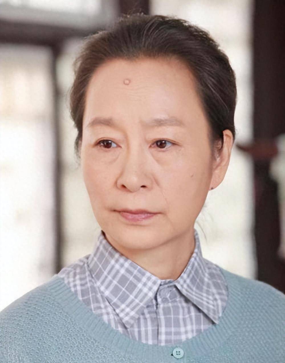 "国家一级演员"奚美娟,人前"两副面孔",在晚年统统现原形!