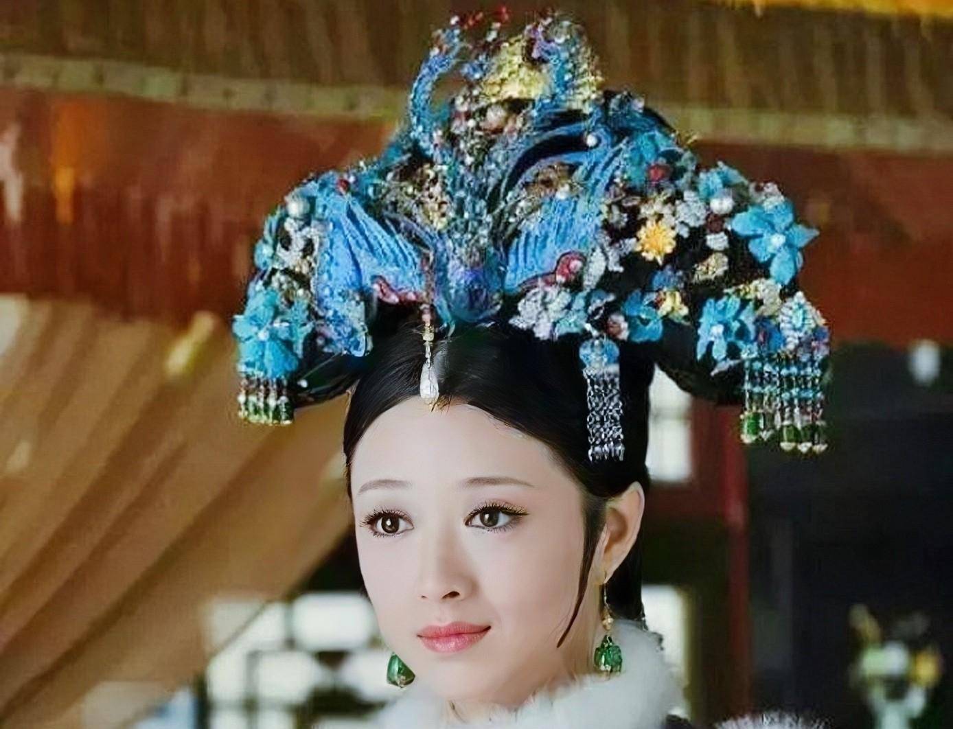 玉娆在成为福晋后戴上了点翠头饰;浣碧深得甄嬛宠爱,戴着甄嬛送的点翠