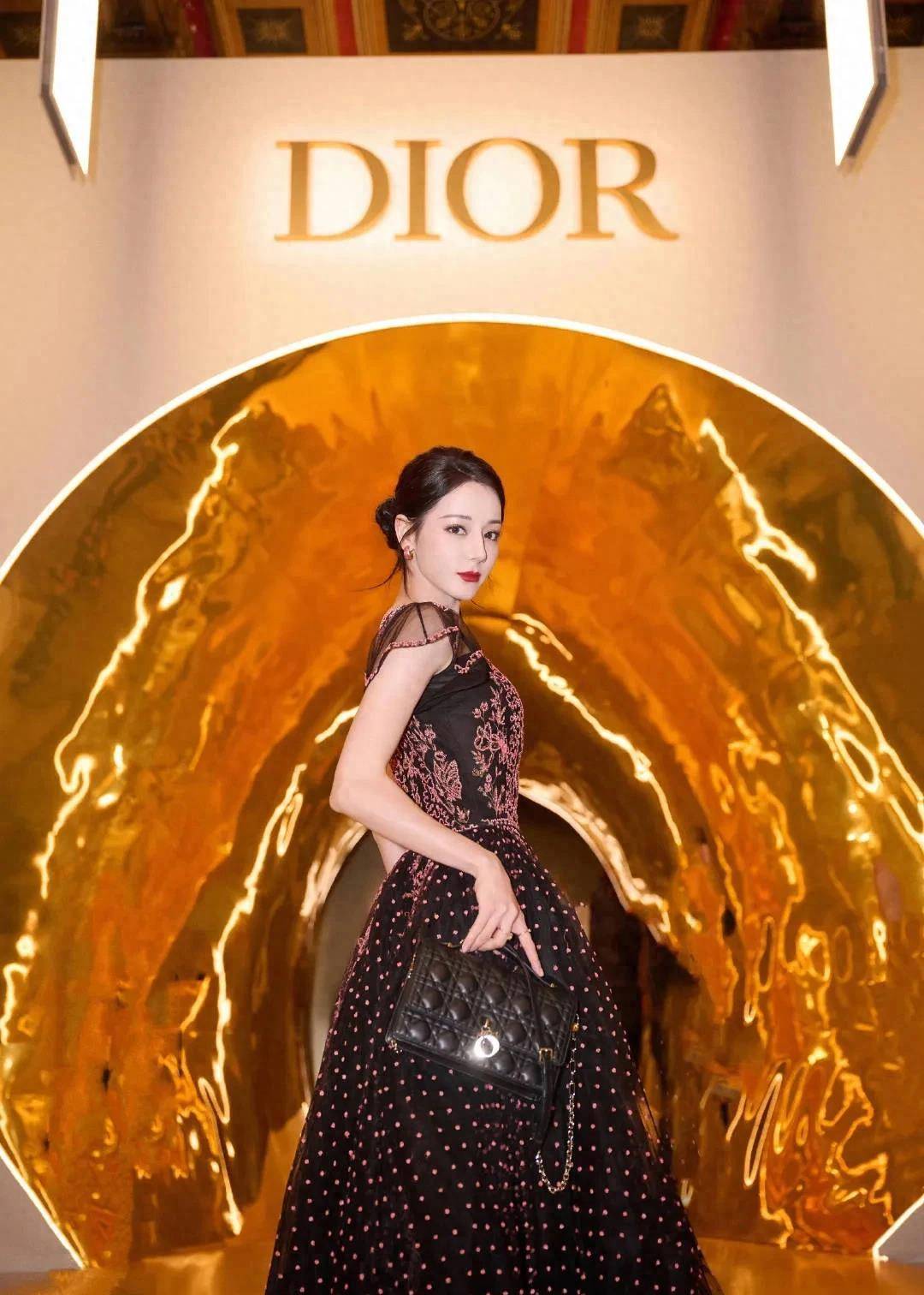 28娱瓜:唐嫣成毅白鹿迪丽热巴关晓彤宋威龙魏大勋陈钰琪蒋依依_新造型