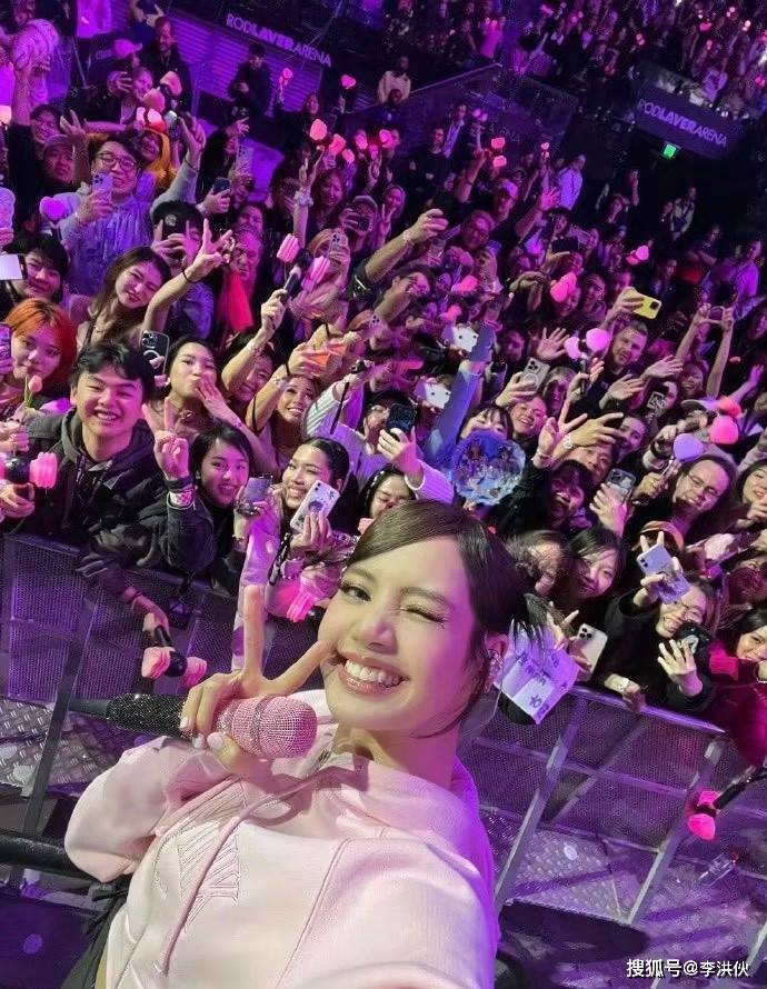 有网友辣评:"一个在韩国出道的泰国人,在法国表演脱衣舞,中国网友却