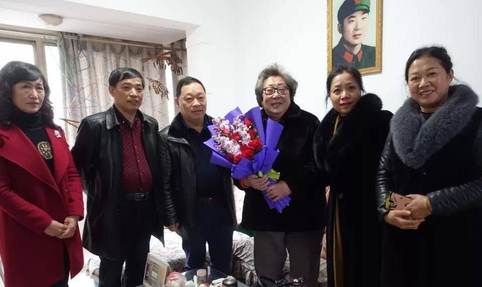 祭拜完赵维军后,张茹去见了赵维军的父母,将赵维