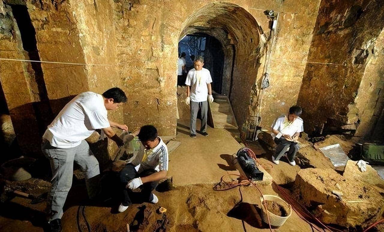 从这两座古墓中一共挖出了1万多件文物,可以说对我们了解西汉文化有