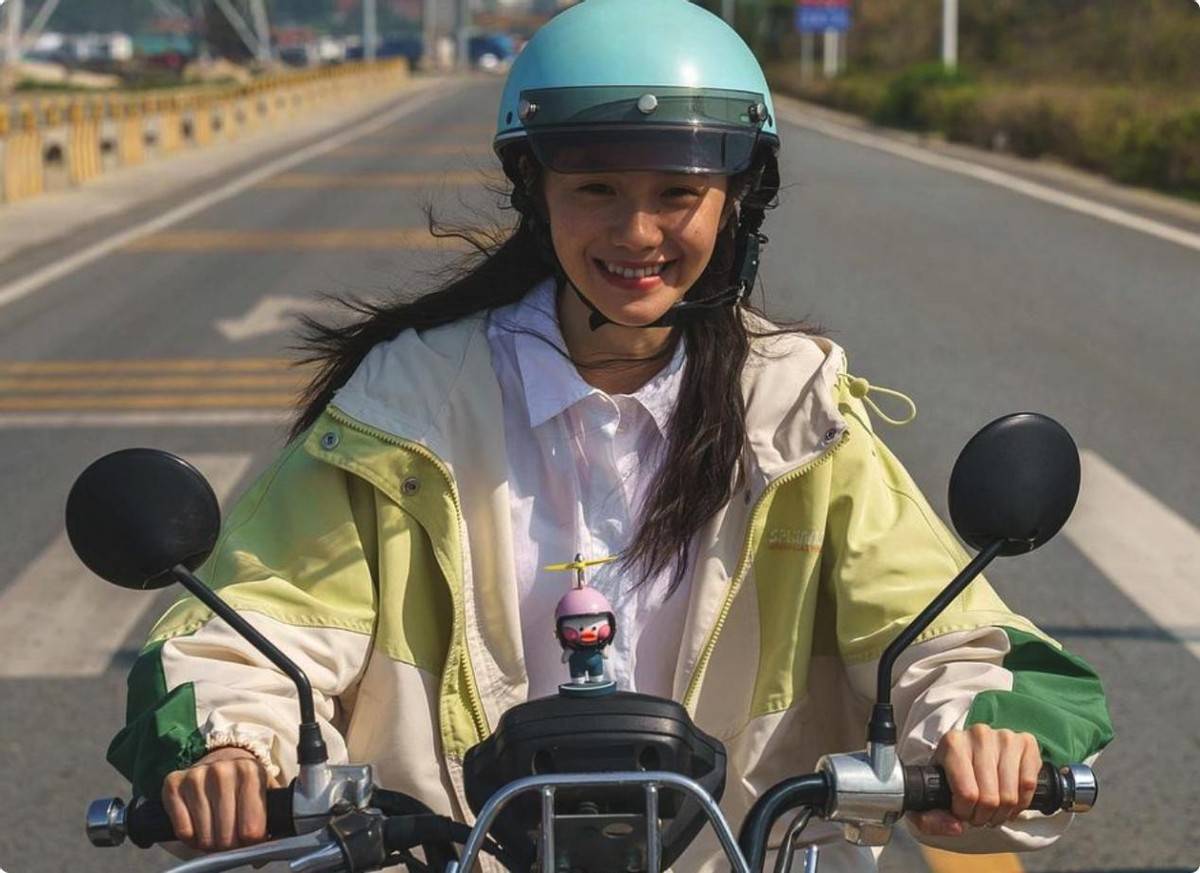 张艺谋又调教出一位00后"谋女郎",长相明艳,演技吊打刘浩存_电影_陈童