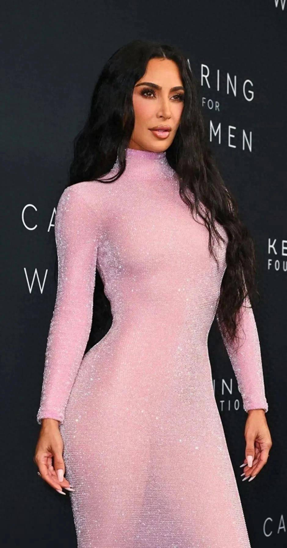 金61卡戴珊身穿粉色lingling修身拖尾礼服,展现无法抗拒的美_时尚