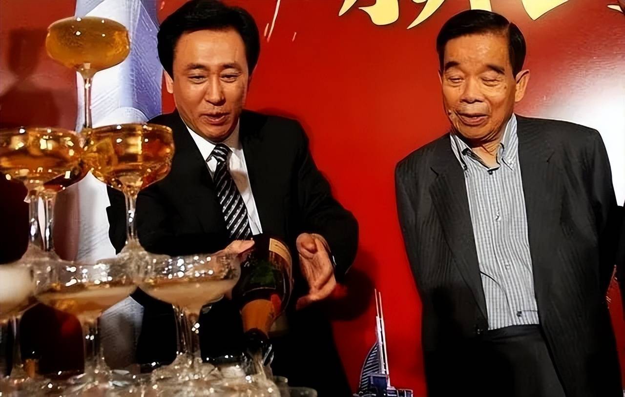 许家印正式被捉了,郑裕彤家族早就看透,很久没有跟恒大合作了_刘銮雄