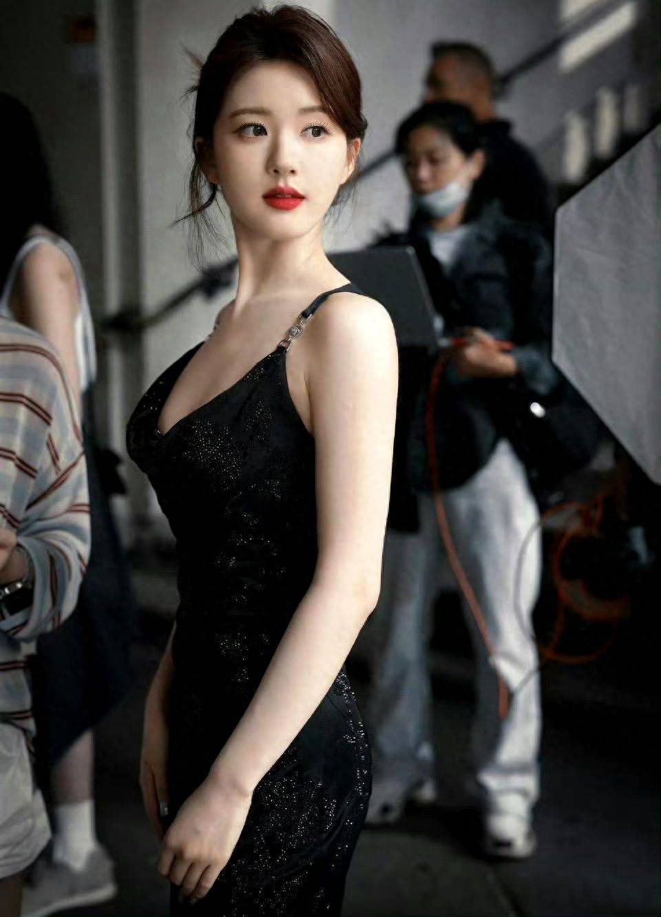 赵露思国外穿中式衣冠不整,被指和老外勾肩搭背,裤脚全是泥水!