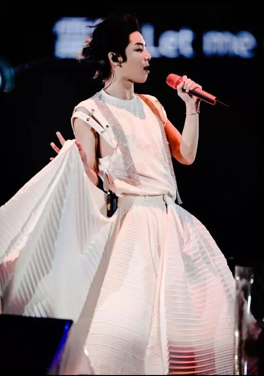 但有网友并不买账,觉得华晨宇受众的粉丝大部分是高中以及大学生,这样