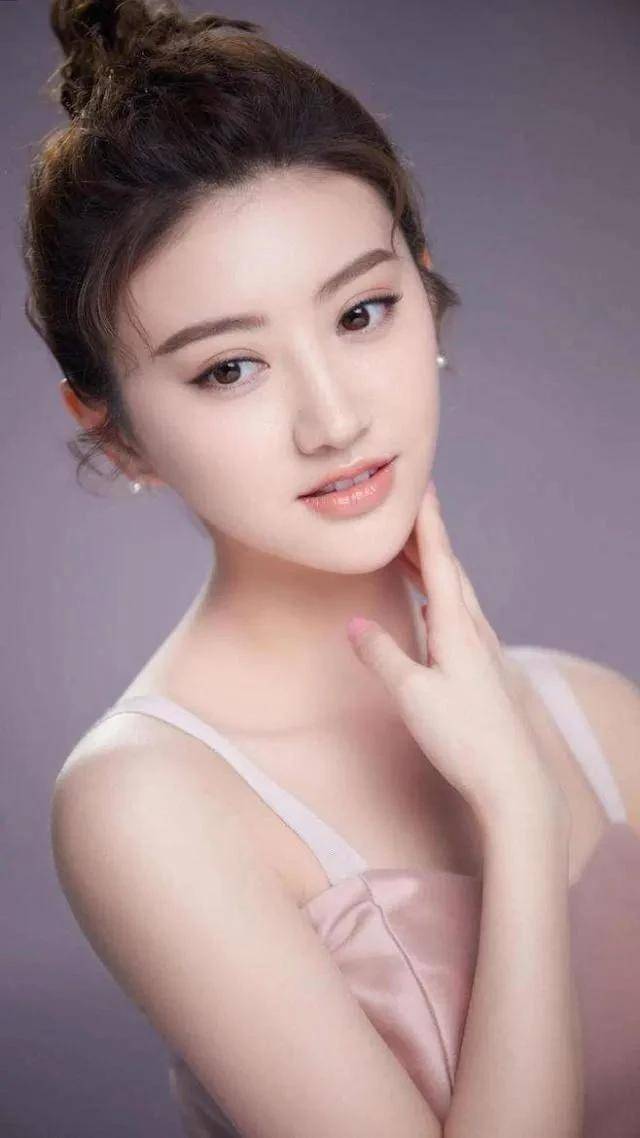 景甜是一位中国女演员,她的演艺生涯充满了挑战和成就.