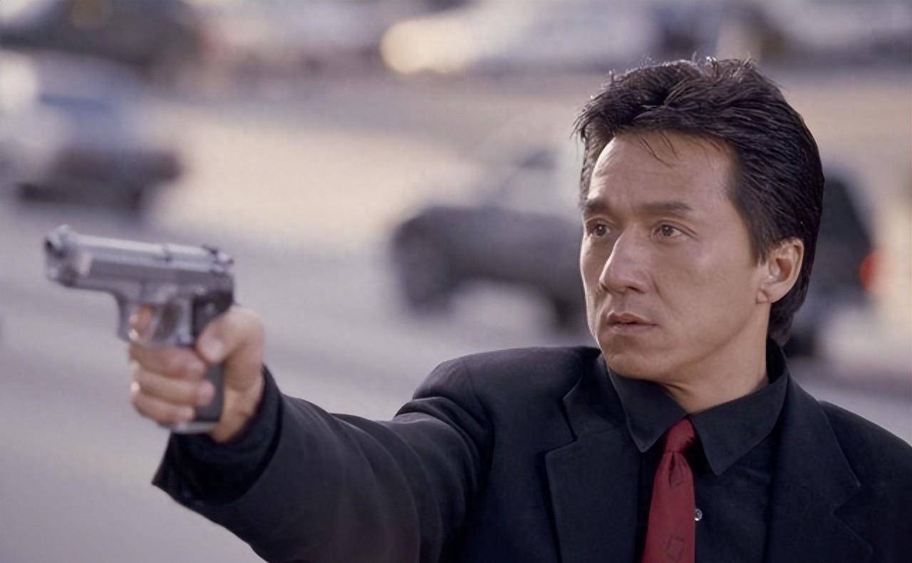 《特务迷城》-在伊斯坦布尔的异域时尚中,成龙光着膀子,汽车救人很酷