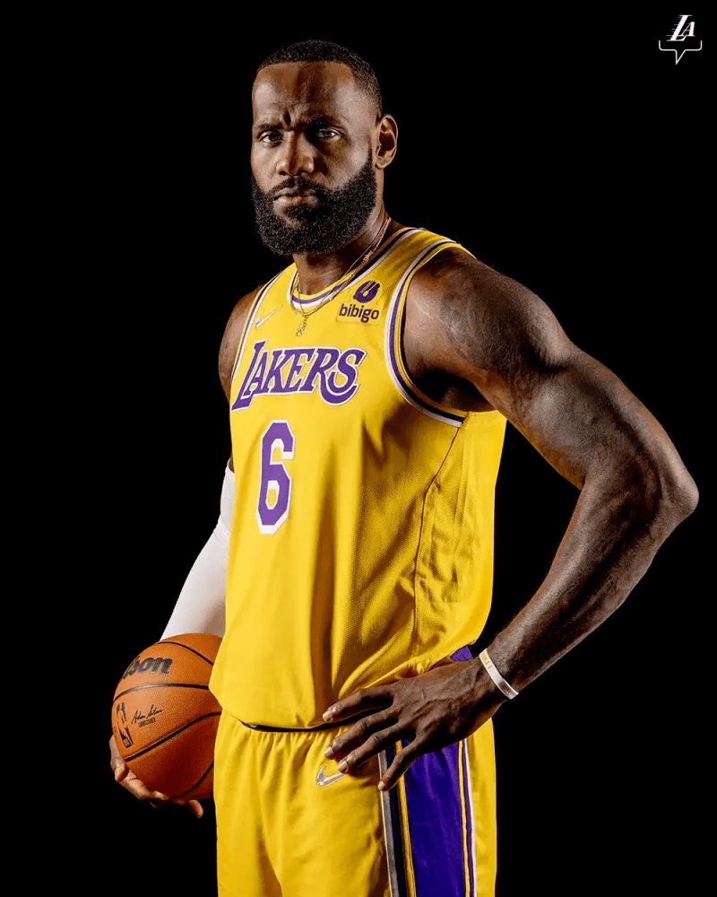 nba晚报|湖人晒詹皇定妆照 勇士集齐12后卫 欧文示好独行侠_球员_官方